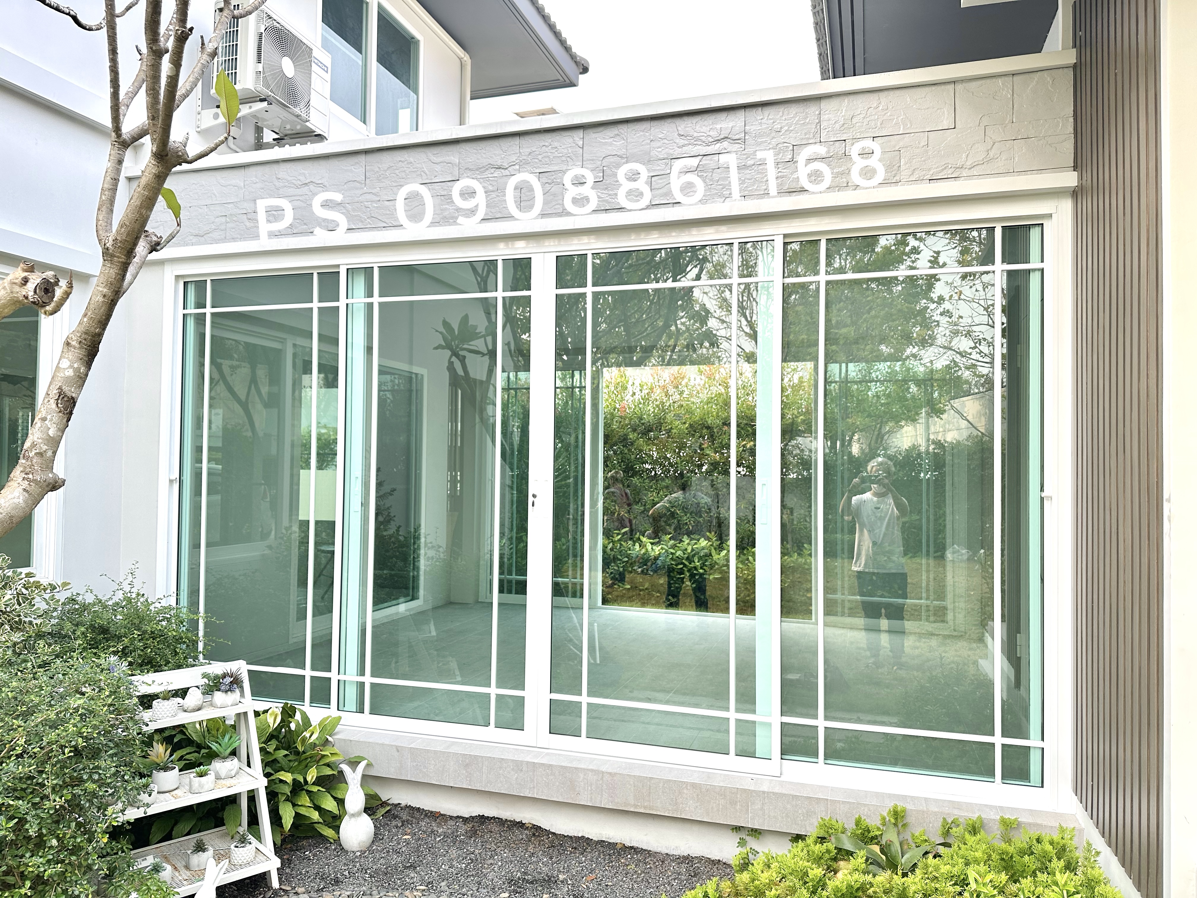กั้นห้องบริเวณโถงทางเชื่อมของบ้านด้วยประตูกระจกอลูมิเนียมพร้อมมุ้งลวด