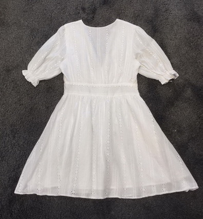 เดรสลูกไม้สีขาว คอวี แขนจั๊ม