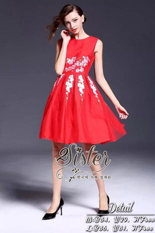 2Sister Made, Beauty Red Velvet Color Dress เดรสสั้น ลุคเรียบหรูสีแดงสด เนื้อผ้าpolyester+silkเกรดดี