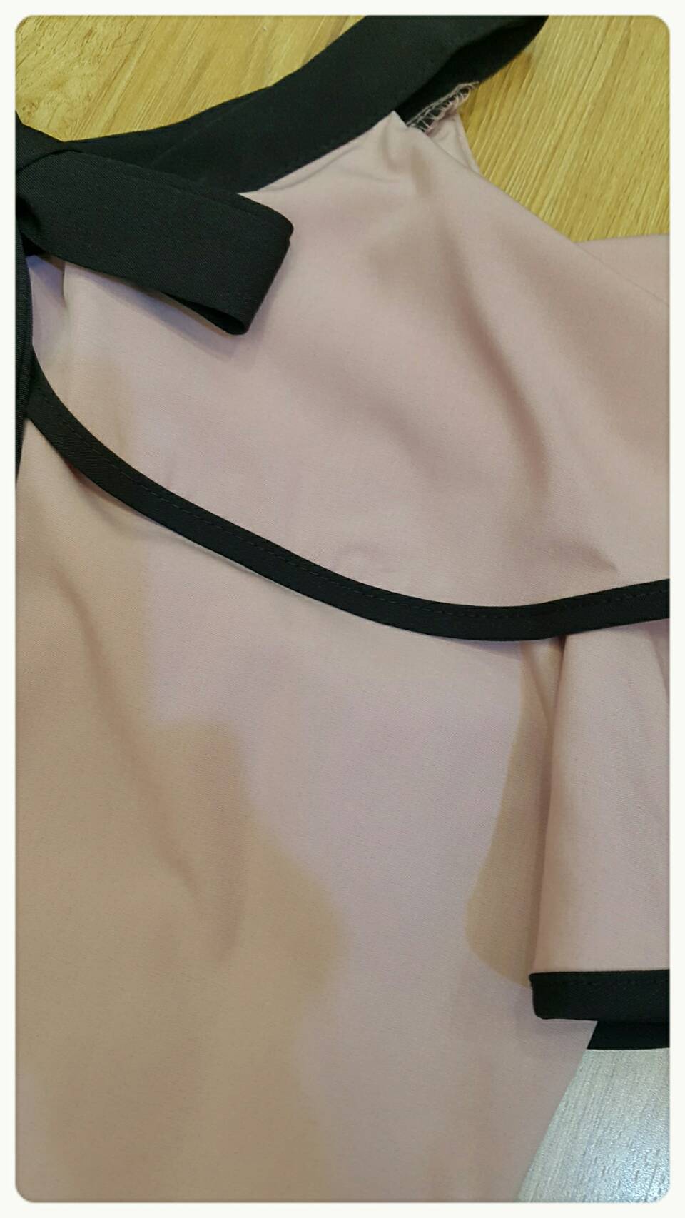 เสื้อทรงเว้าไหล่ คอกลมผูกโบว์