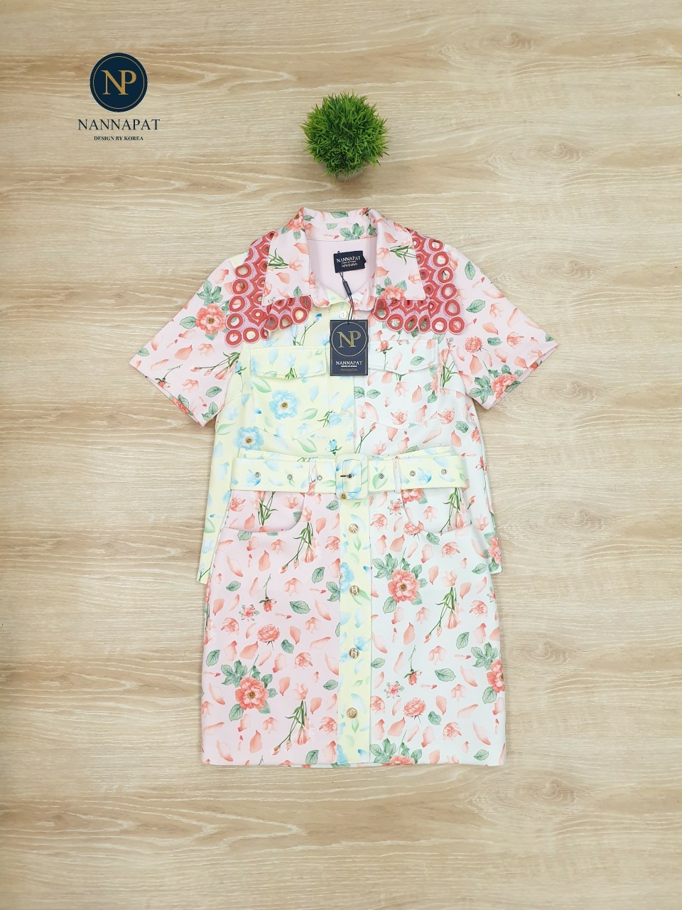 เสื้อกระดุมหน้า แต่งปกคอด้วยผ้าปัก