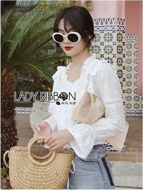 เสื้อผ้าคอตตอนสีขาวปักและฉลุลาย