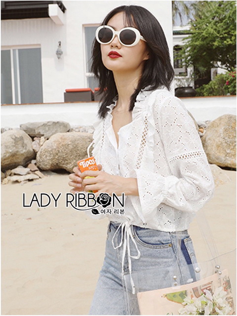 เสื้อผ้าคอตตอนสีขาวปักและฉลุลาย