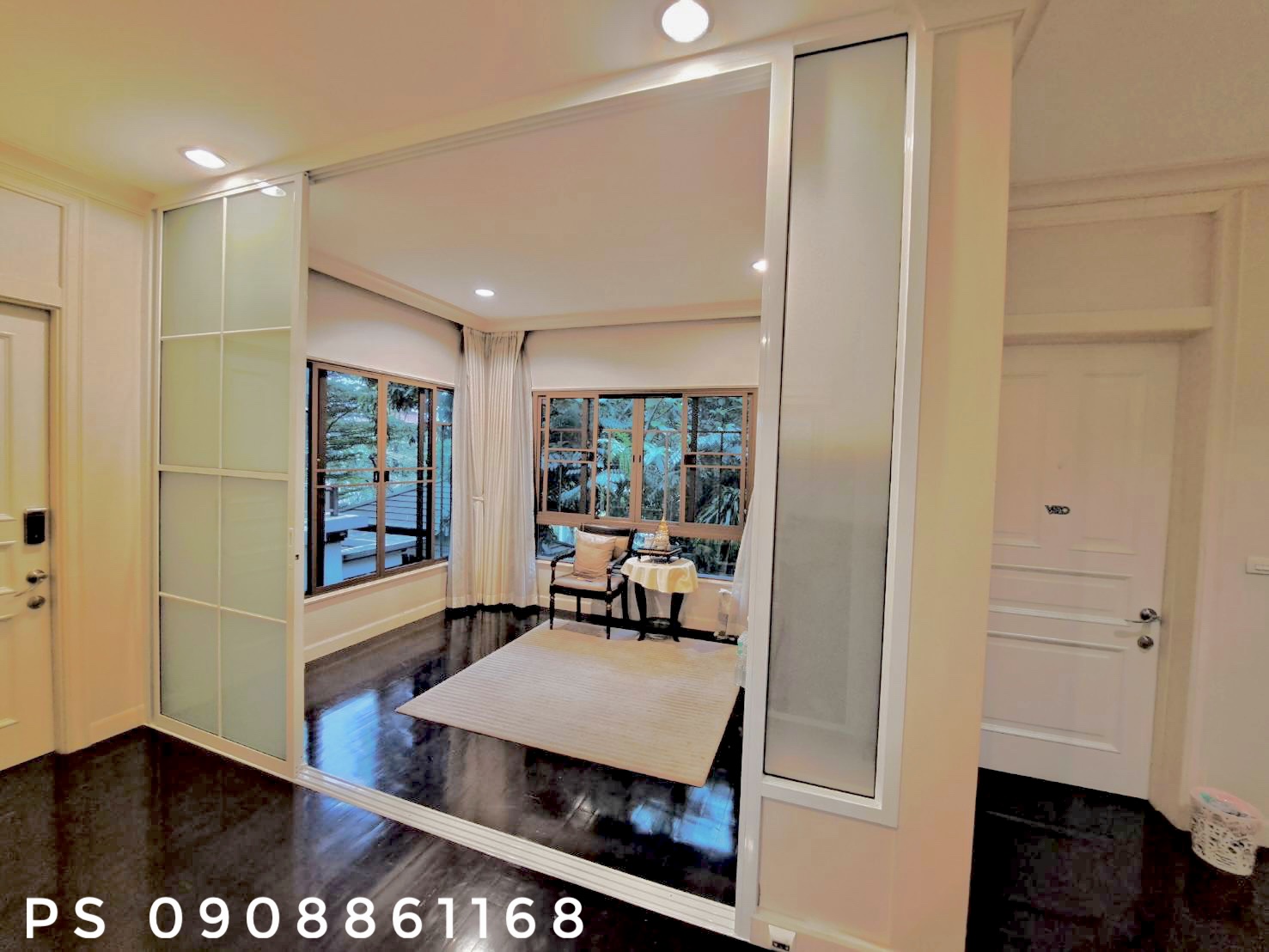 กั้นห้องพระและห้องแต่งตัวด้วยประตูกระจกอลูมิเนียมแบบสวยสวย