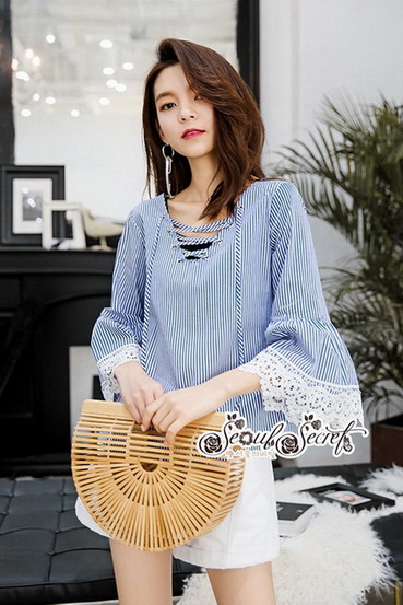 เสื้อคอวีลึกลายริ้วคลาสสิคโทนสีฟ้า