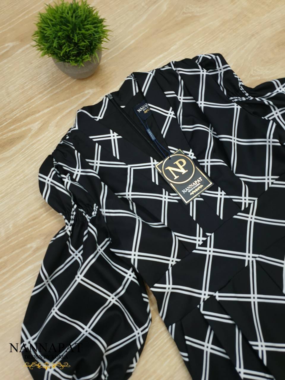 เพลสูทซิปหลังแต่งจีบแขนพองสีดำ