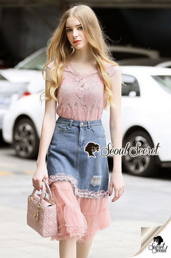 เสื้อลูกไม้สีชมพู / กระโปรงสียีนส์