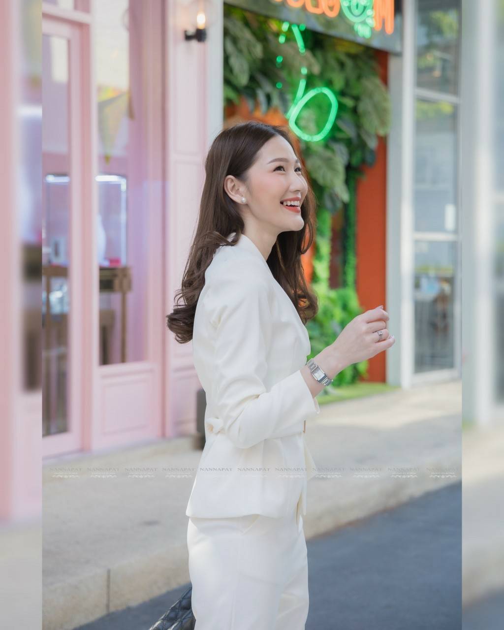 เสื้อกระดุมหน้ามีฟองน้ำที่ไหล่