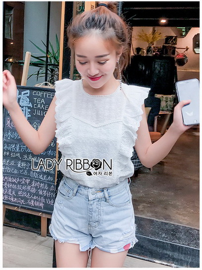 เสื้อแขนกุดผ้าคอตตอนสีขาวปักลายตกแต่งระบาย