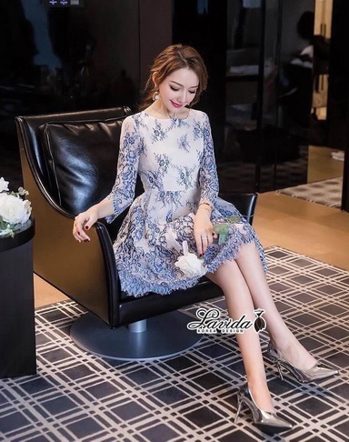 เดรสลูกไม้ทอลายฉลุแต่งซับในหนาสีขาว ทรงแขนศอก