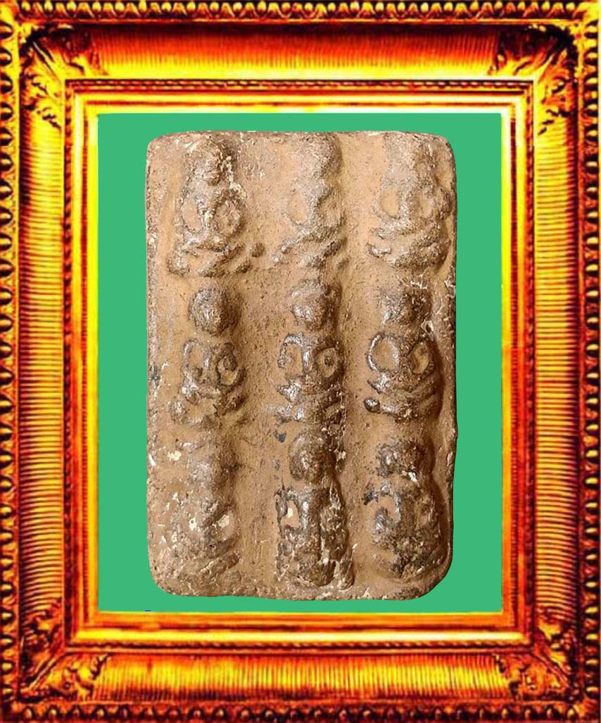 พระพิมพ์ตุ๊กตา9องค์กรุวัดพระธาตุนาดูน องค์ที่ 3