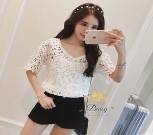 เสื้อคอ V ผ้าลูกไม้แฟชั่นสีขาว