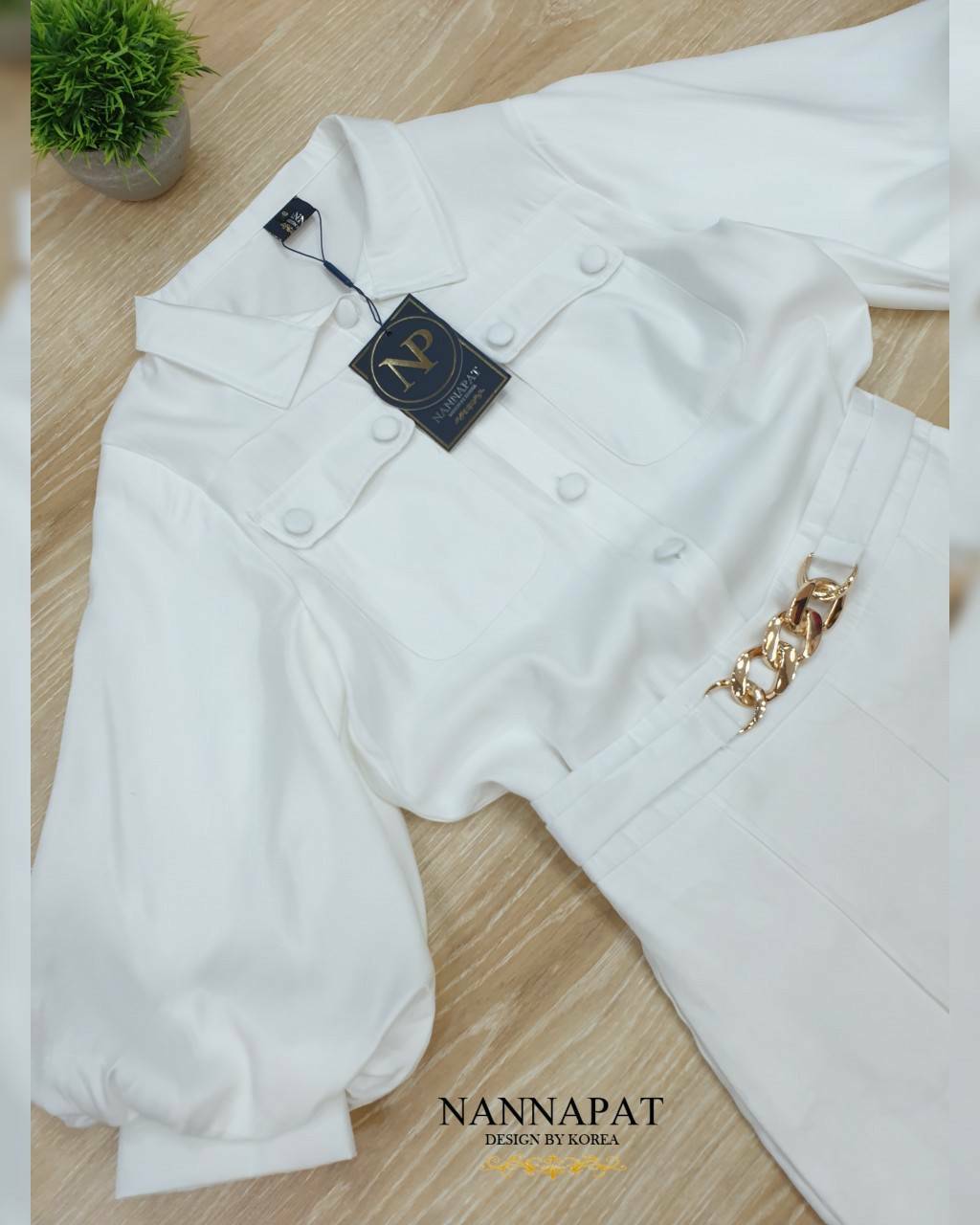 เสื้อคอปกกระดุมหน้า มีกระเป๋า กางเกงขาบาน