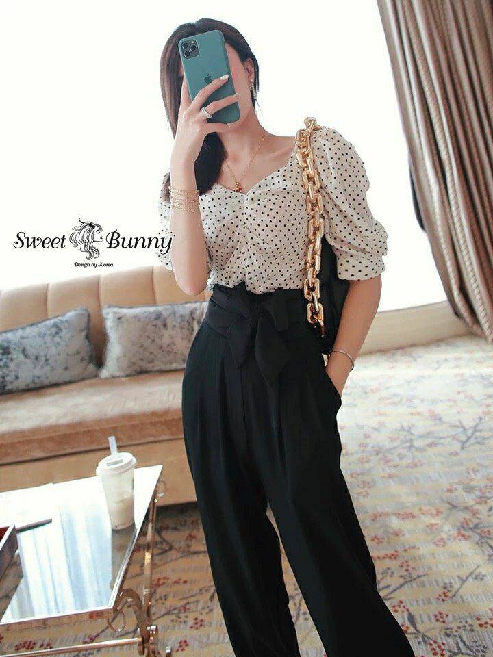 ชุดเซ็ตเสื้อคอวีอกจับจีบเป็นทรงเข้ารูปสวย
