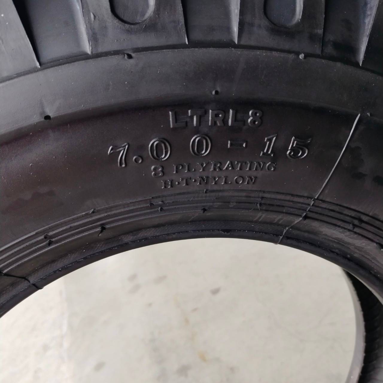 ยางรถบรรทุก ชนิดผ้าใบ ขนาด 7.00-15 รุ่น LTRL8 ชนิด TT ยี่ห้อ CHAMPION