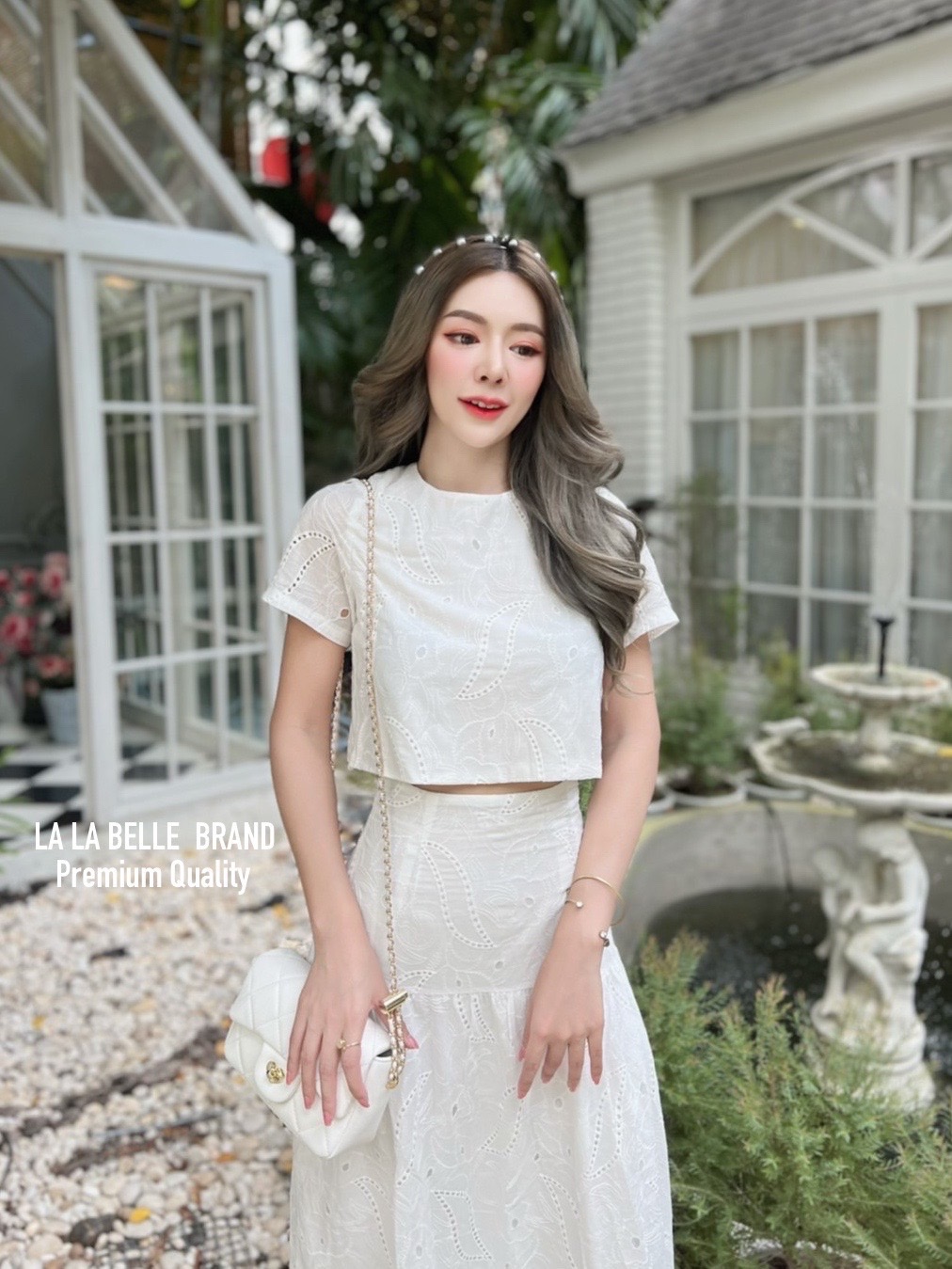 เสื้อคอกลมแขนสั้นซิปหลังสีขาว