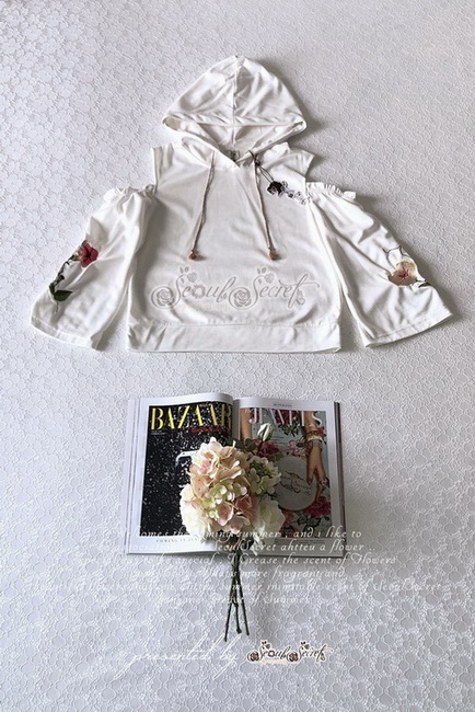 เสื้อเนื้อผ้าโฟรเวย์โทนสีขาวออฟไวท์