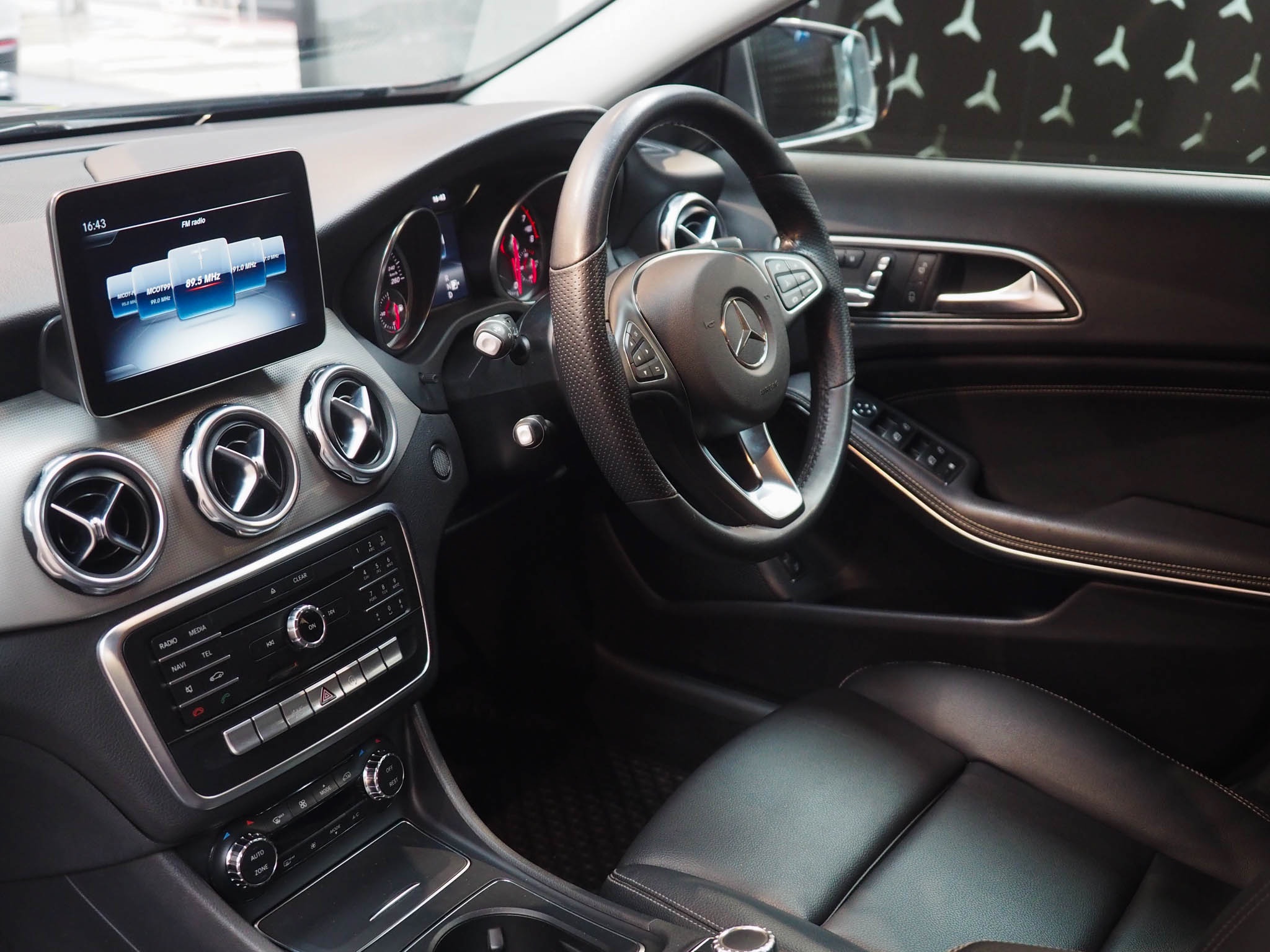 จองแล้ว GLA200 Urban W156