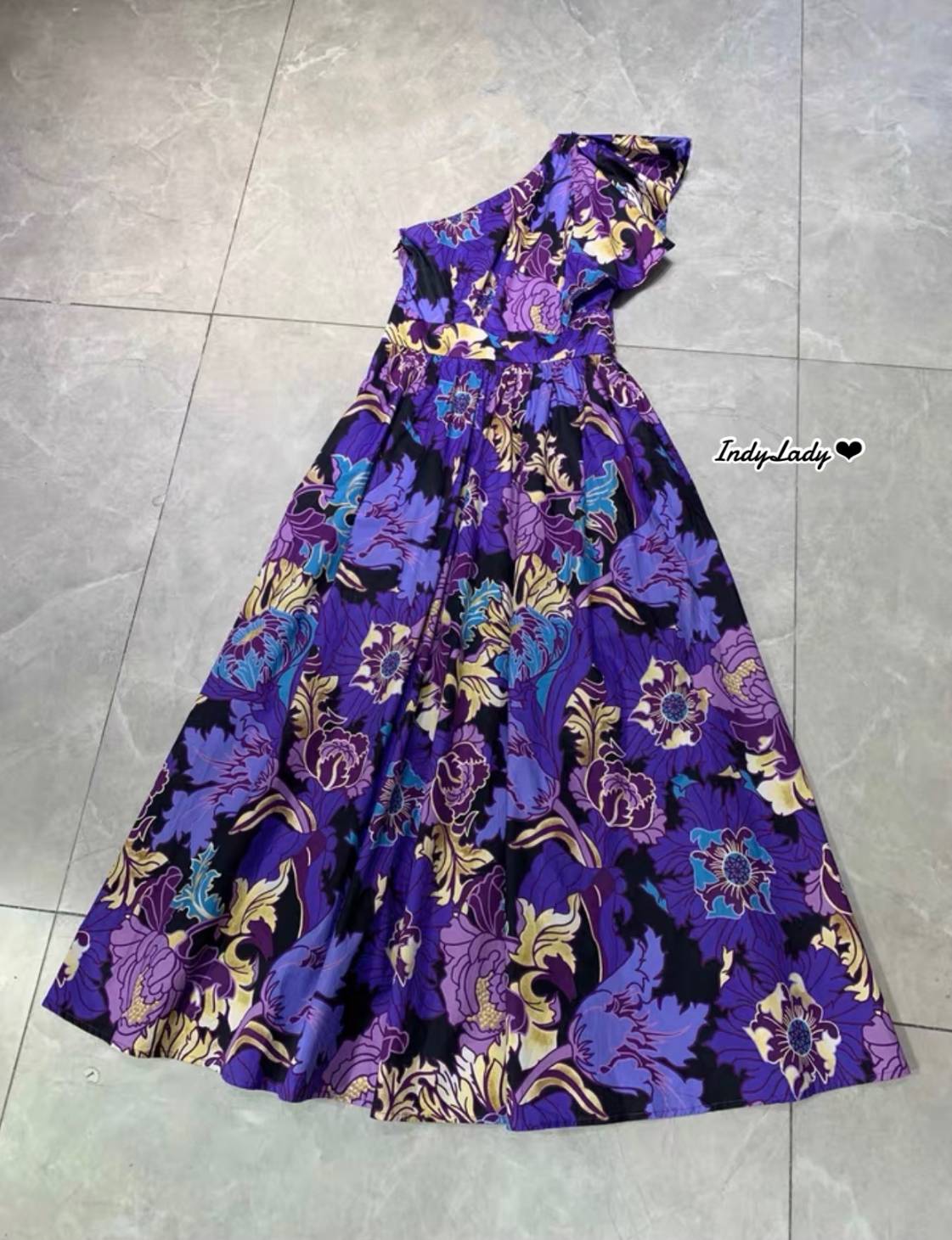 Dress เปิดไหล่ แต่งระบายแขน
