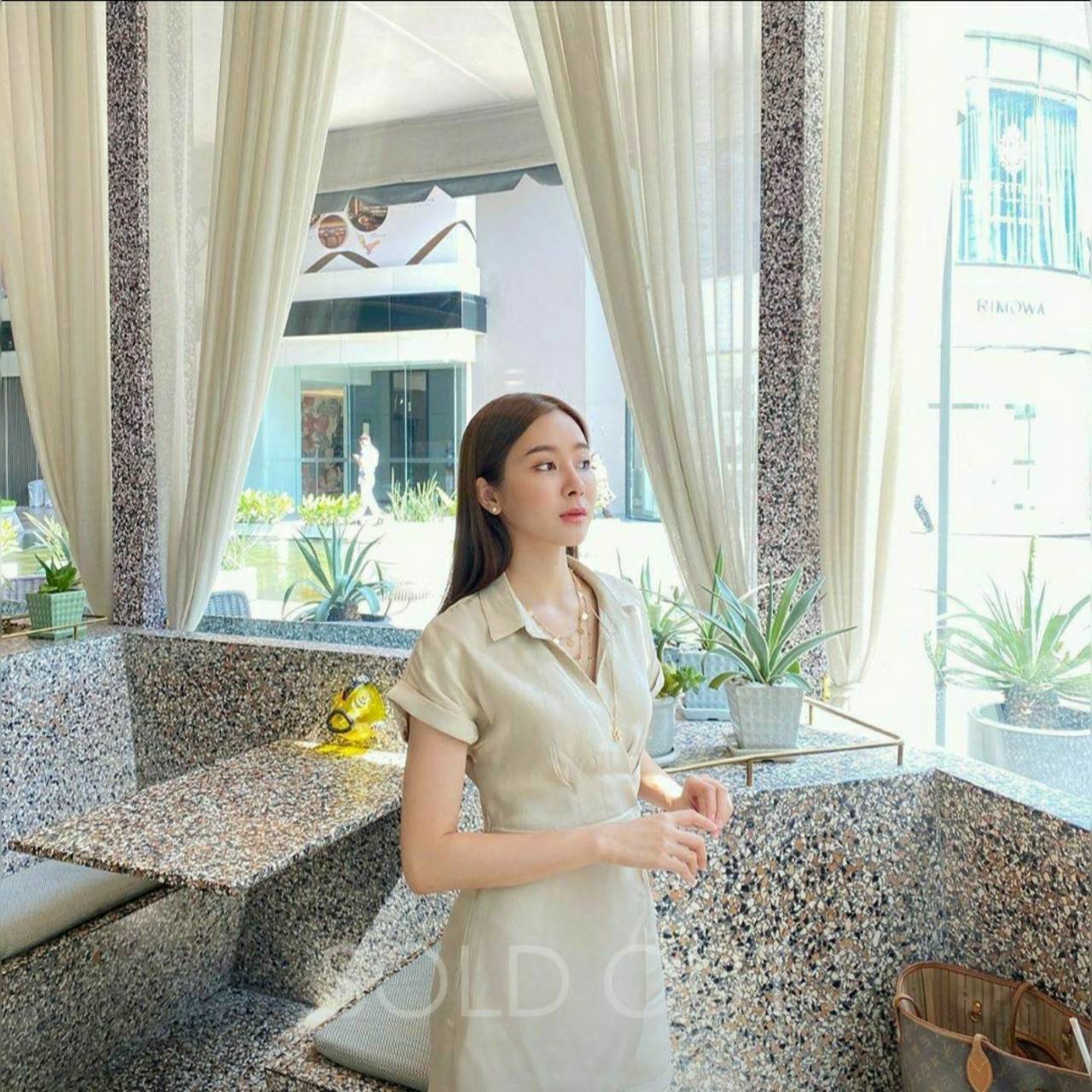 เสื้อมีทั้งซิปหลังซิปหน้ากางเกงขาสั้น