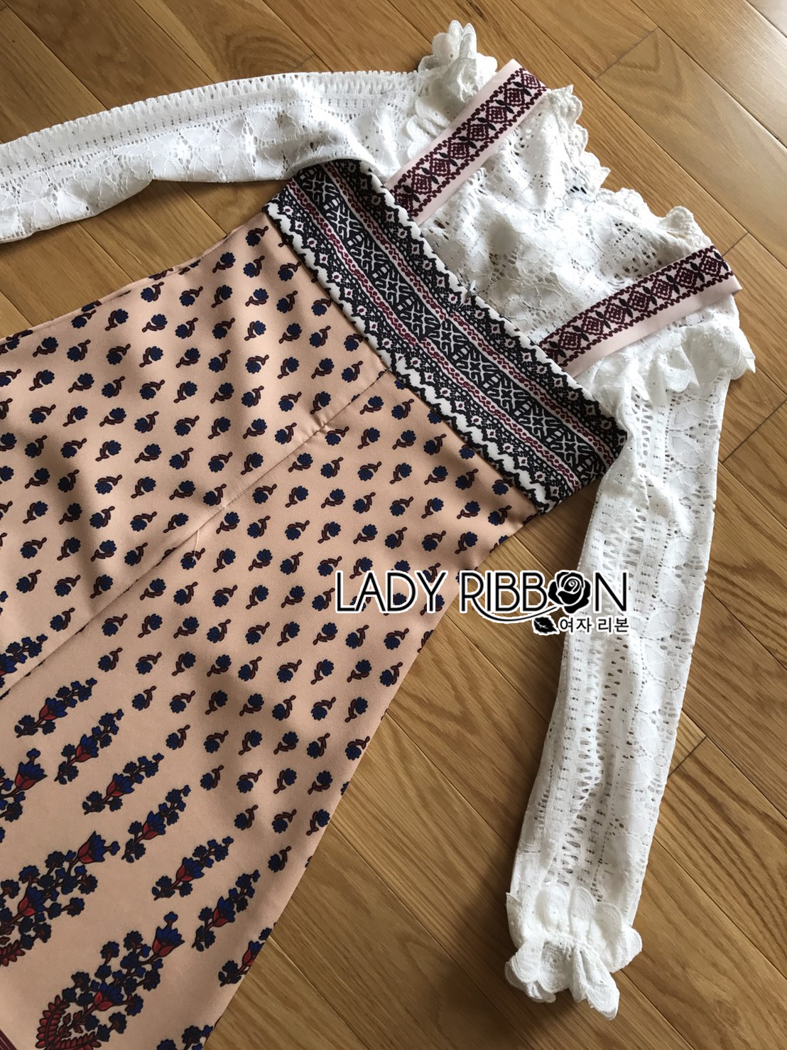 ตเสื้อลูกไม้สีขาวสไตล์เฟมินีน