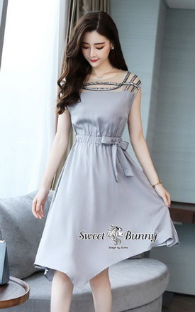 ชุดเดรสกระโปรงทรงเอระบายกว้าง