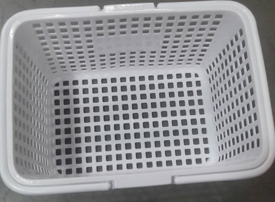 ตะกร้าพลาสติกสีขาว