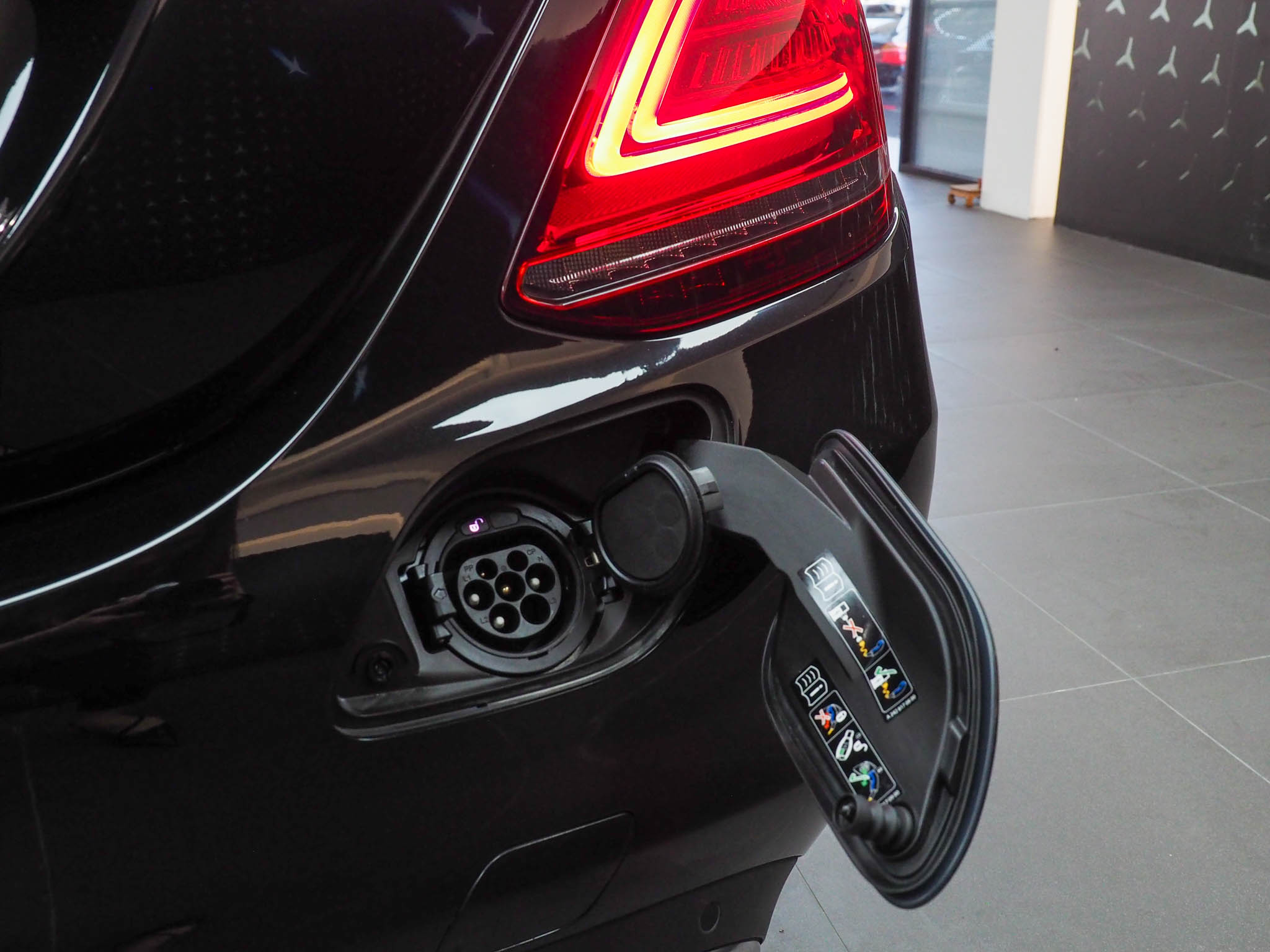 จองแล้ว C300e Plug in Hybrid Avantgarde W205