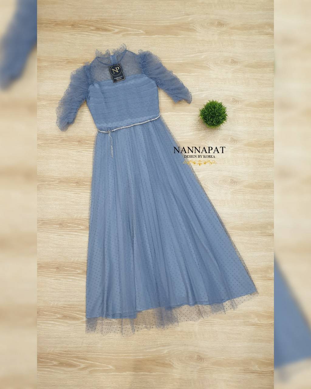 เดรสยาวมาพร้อมเข็มเพชร