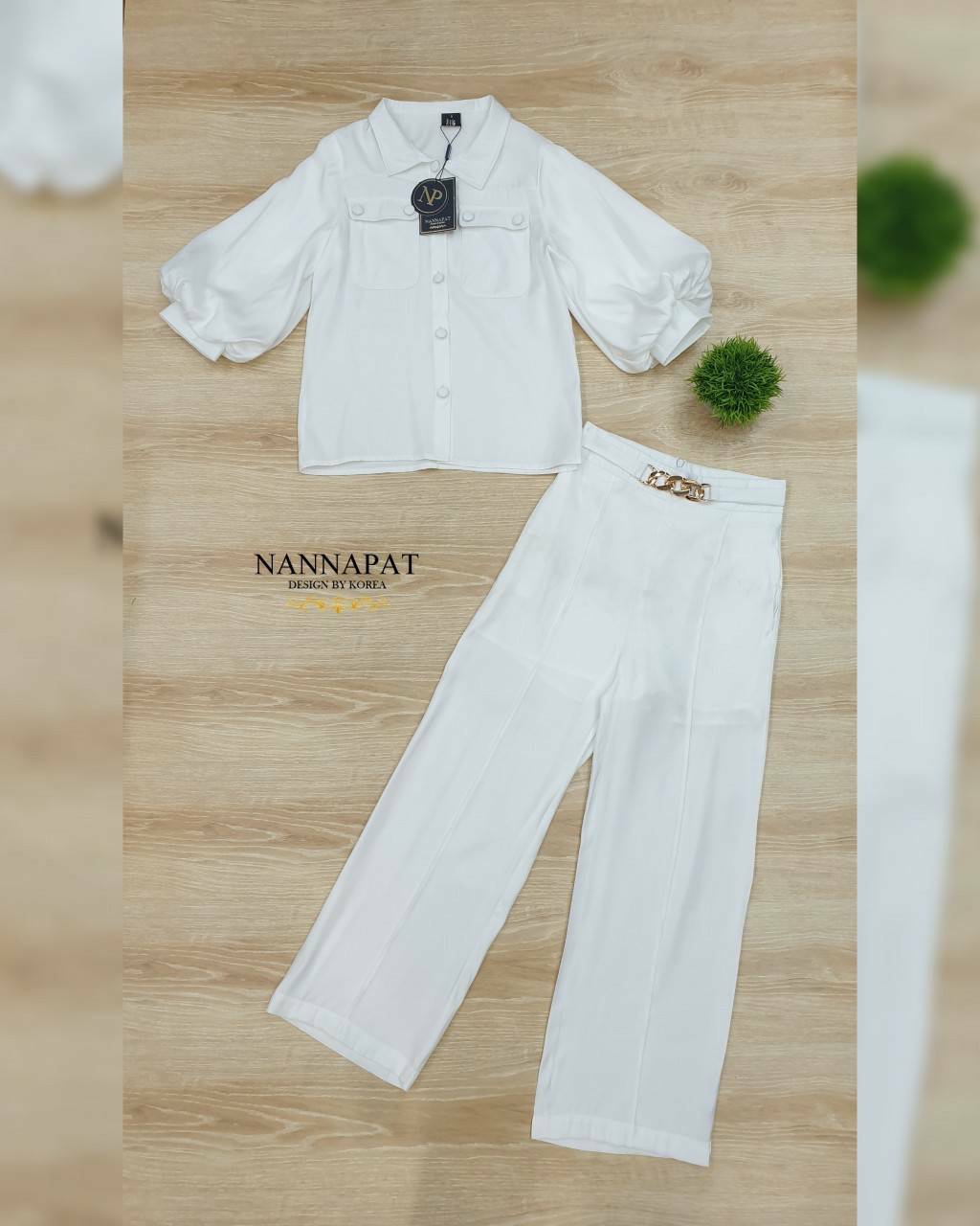 เสื้อคอปกกระดุมหน้า มีกระเป๋า กางเกงขาบาน