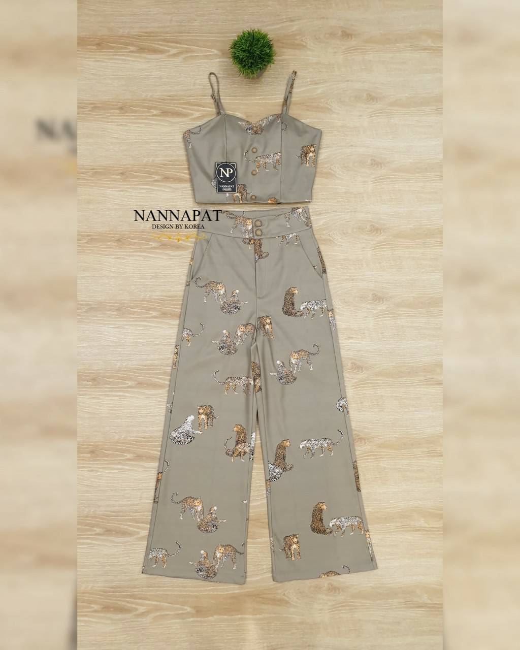 เสื้อคร็อปสายเดี่ยวซิปหลัง