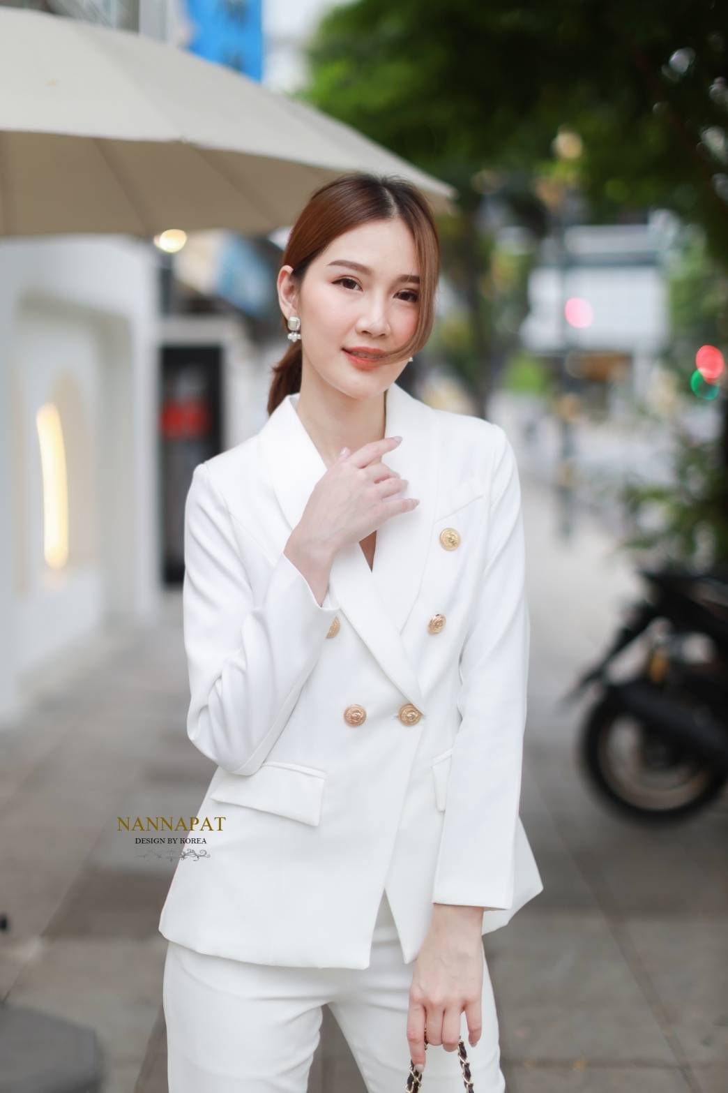 เสื้อสูทสีขาวกระดุมหน้าสีทอง