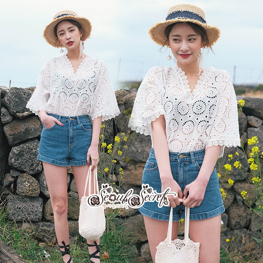 เสื้อเนื้อผ้าคอตตอล 100% คะ เป็นเสื้อสีขาว