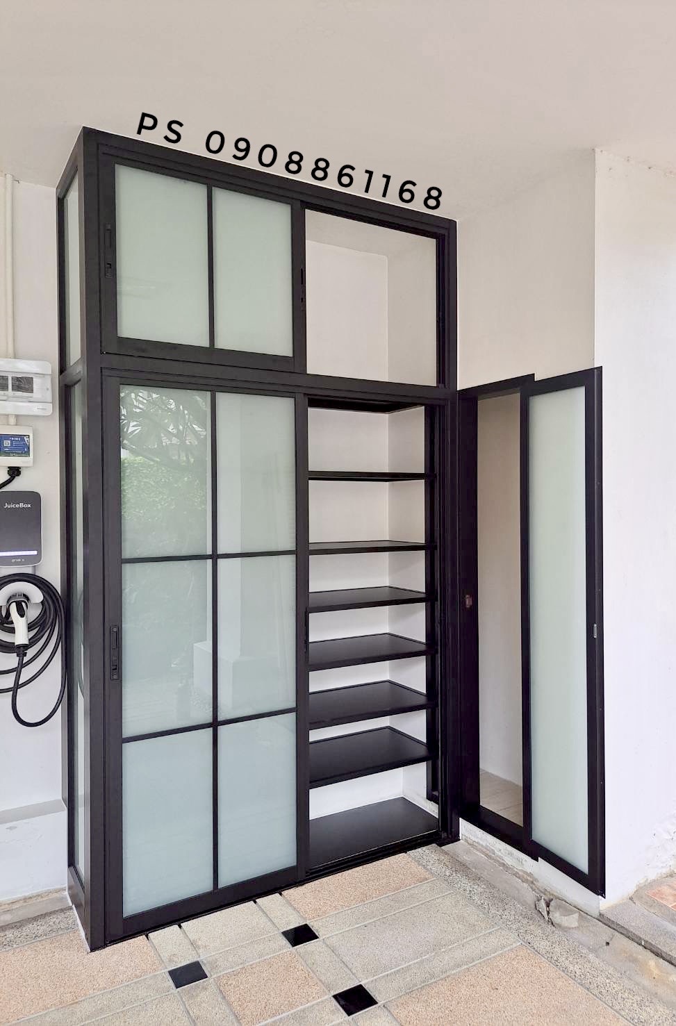บิ้วอินตู้รองเท้าหน้าบ้านด้วยบานเลื่อนอลูมิเนียมสีดำกระจกฝ้าพร้อมชั้นวางของด้านใน