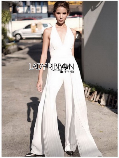 จัมป์สูทสีขาวทรงผูกคอตกแต่งผ้าพลีต