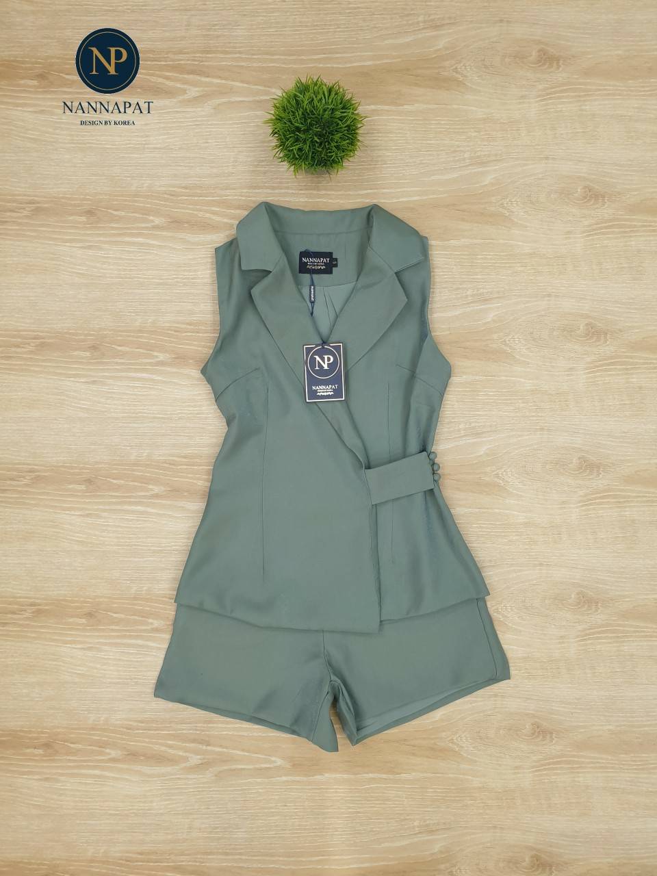 เสื้อกระดุมข้าง กางเกงมีกระเป๋าข้าง