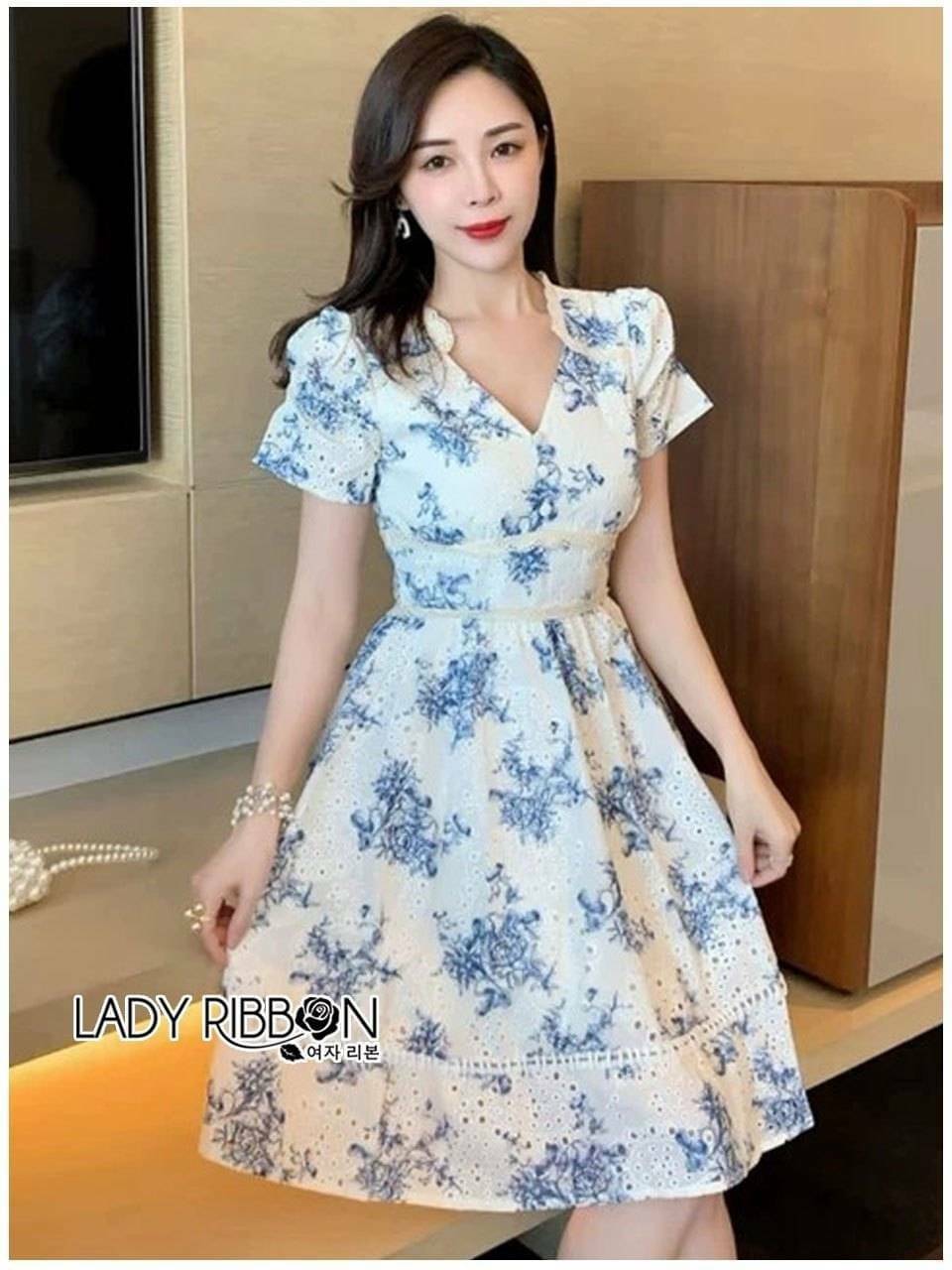 เดรสสีครีมพิมพ์ลายดอกสีน้ำเงินปักฉลุ