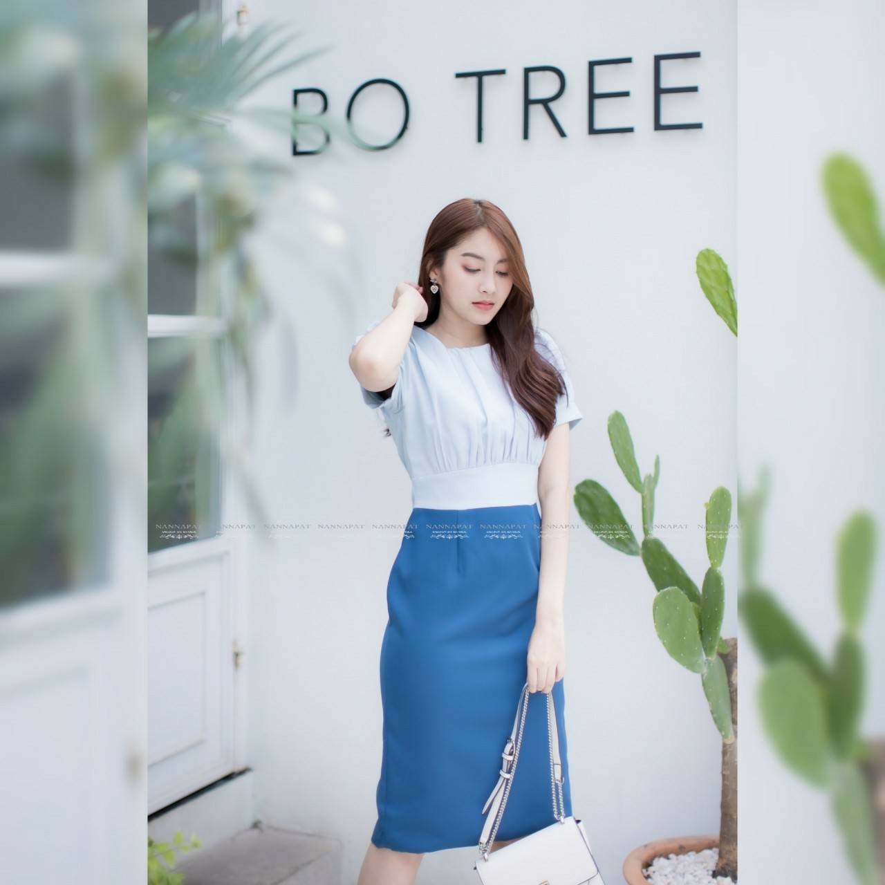 ชุดเดรสตัวกระโปรงผ่าหลัง