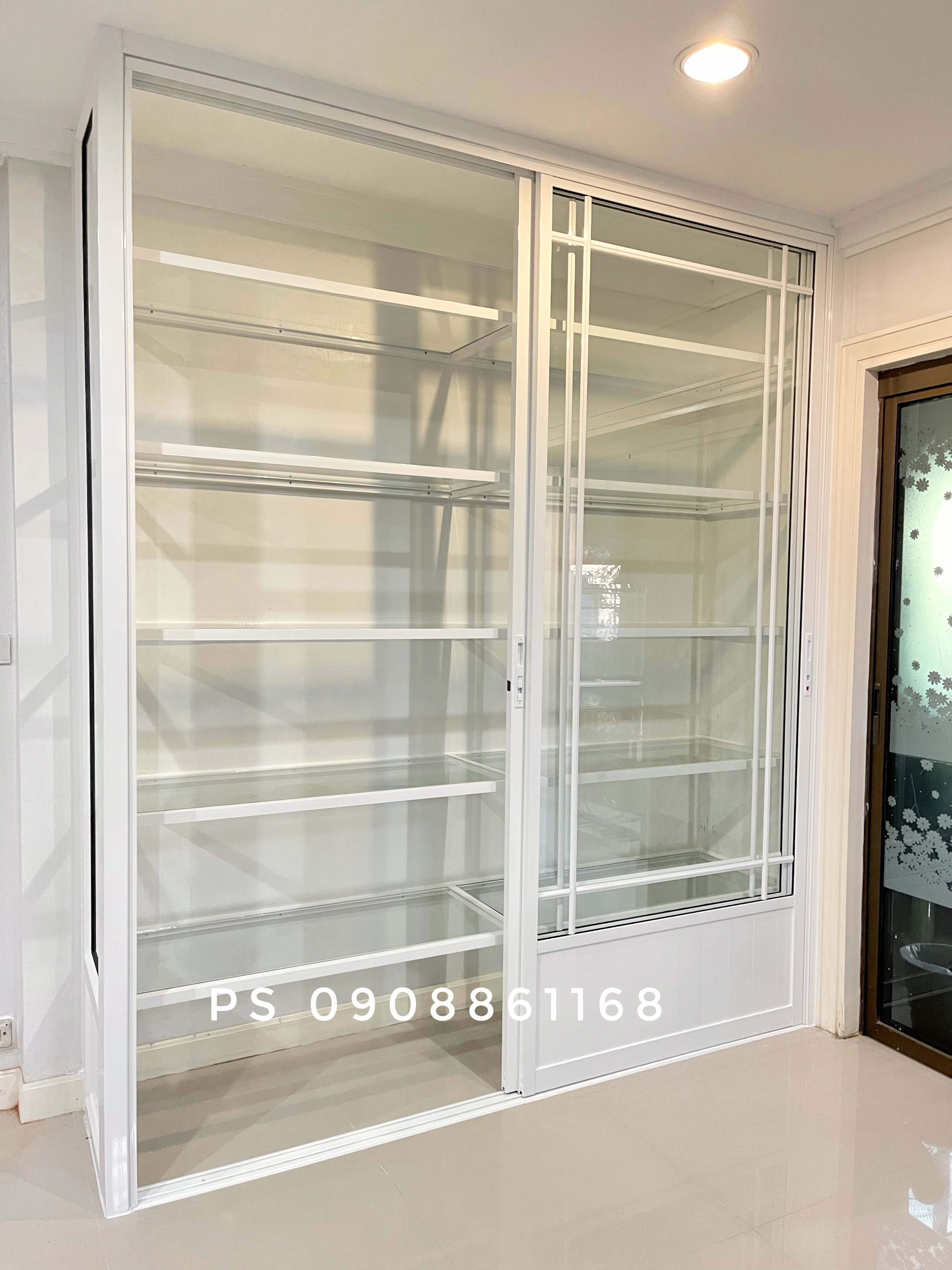 บิ้วอินตู้โชว์ด้วยประตูบานเลื่อนกระจกอลูมิเนียมพร้อมชั้นวางของด้านในสวยสวย