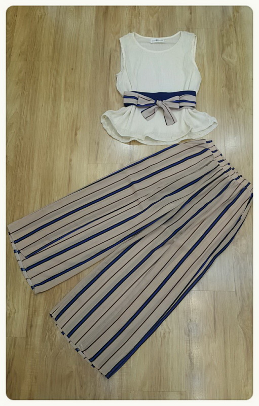 เสื้อแขนกุด ชายระบายนิดๆ มีเข็มขัดผ้าผูกเอว