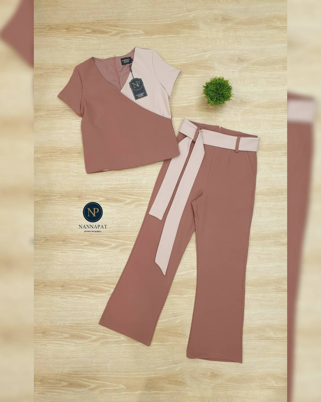 เสื้อซิปหลัง กางเกงมีกระเป๋าข้าง