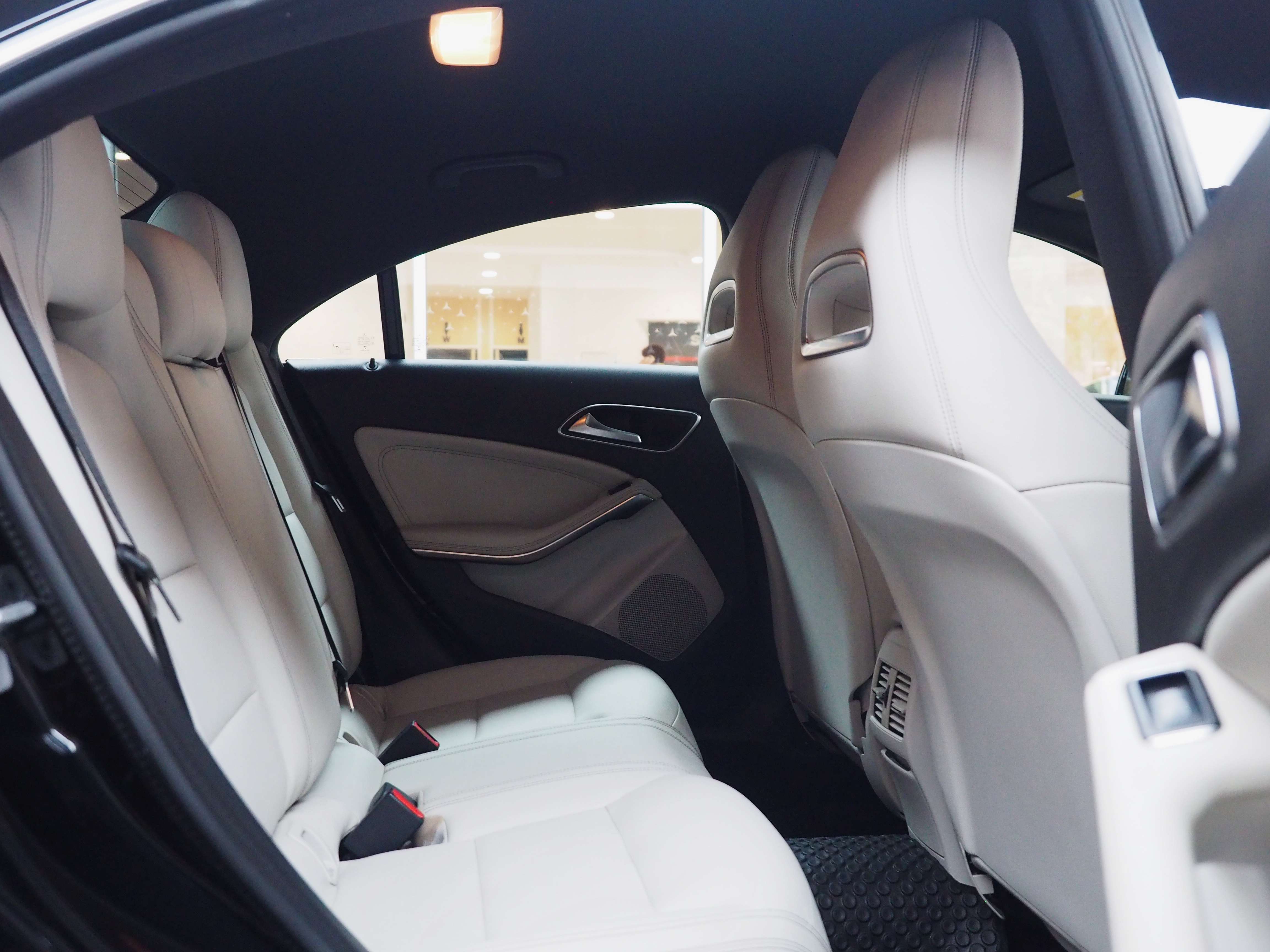 จองแล้ว CLA200 Urban W117