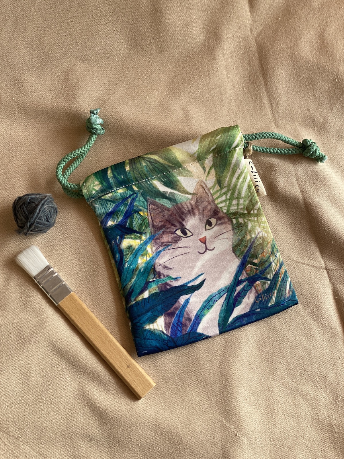 ถุงผ้าซาตินหูรูด ลายแมวขาวเทาป่า Smallbag Satin print