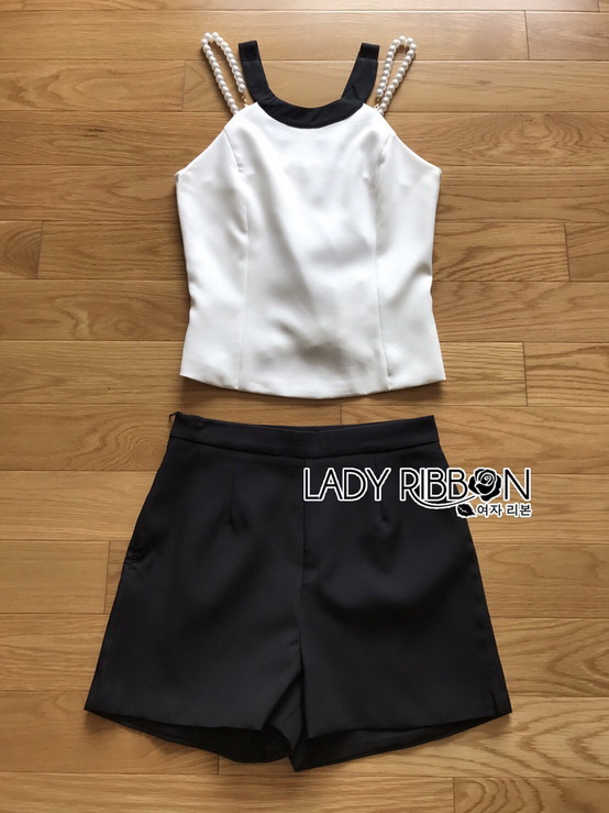 เซ็ตเสื้อตกแต่งสายมุกและริบบิ้นพร้อมกางเกงขาสั้นสีดำ