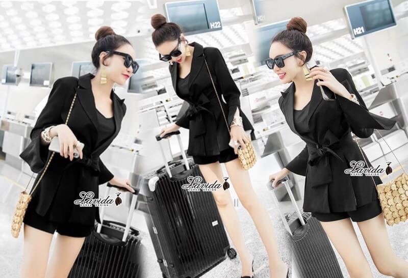 เสื้อทรงสูทเก๋ที่ปายแขนผ่า และชายเสื้อด้านหน้าผ่า