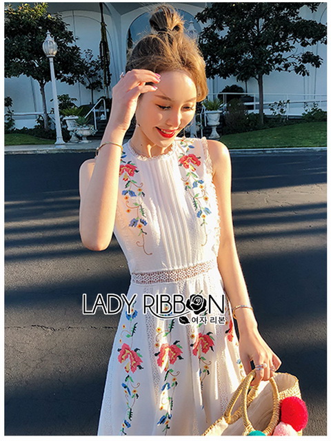 เดรสผ้าเครปสีขาวปักลายตกแต่งลูกไม้