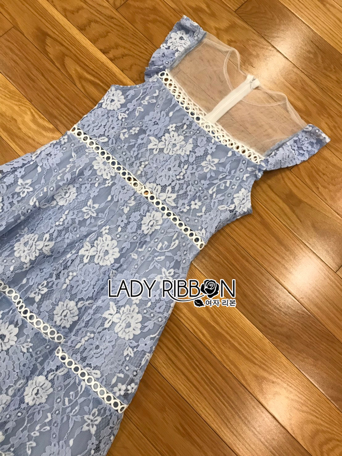 เดรสผ้าลูกไม้สีฟ้าและสีขาวสุดหวาน
