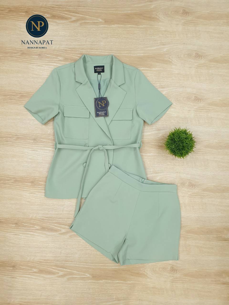 เสื้อคอปกกระดุมหน้าสีเขียว