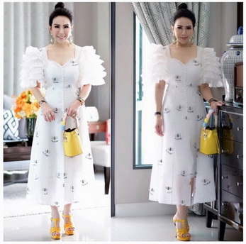 เดรสผ้าชีฟองสีขาวปักลายตกแต่งแขนระบาย