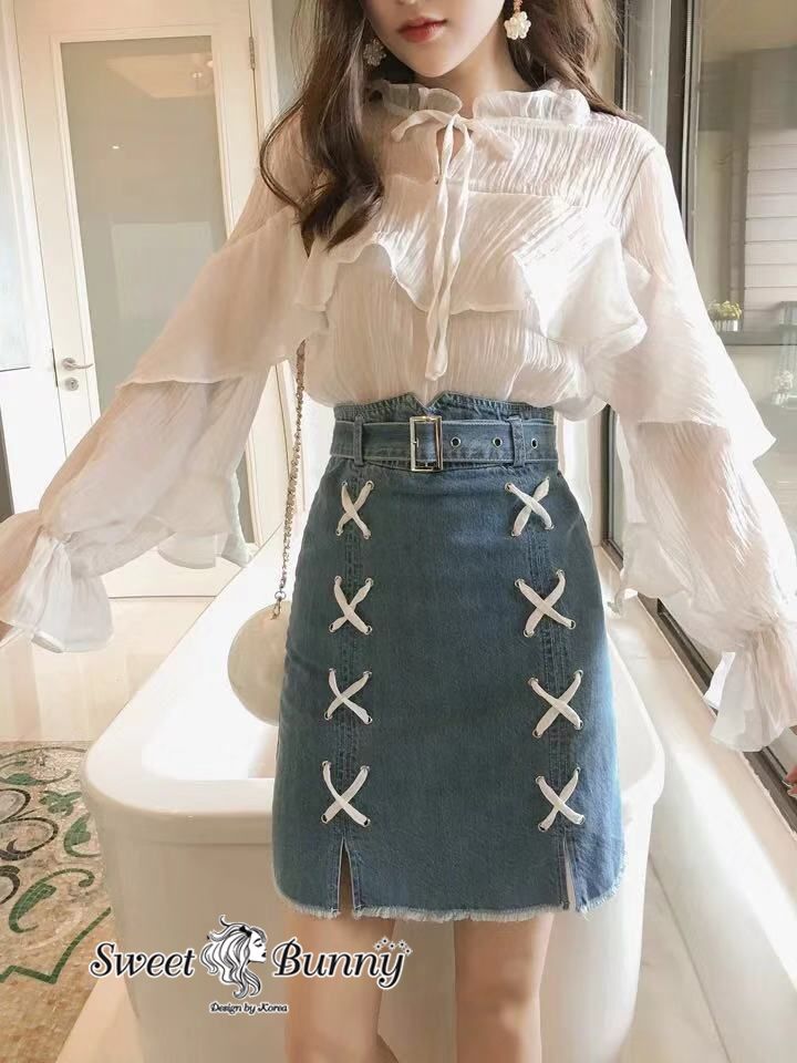 เสื้อแขนยาวคอผูกโบว์ ระบายอกไล่ยาว